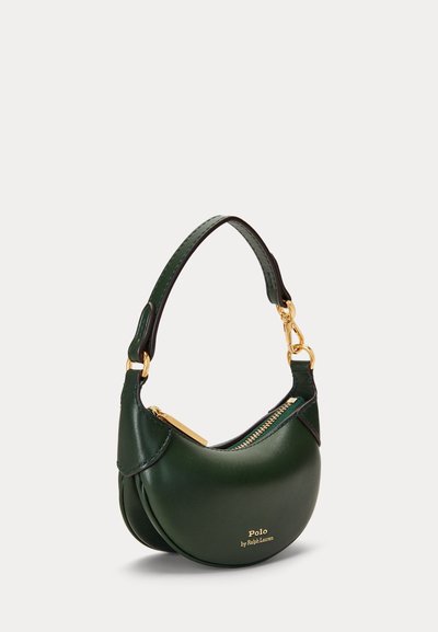 Tummanvihreä puoliympyrän muotoinen nahkainen käsilaukku, jossa kullanvärinen vetoketju, lyhyt kahva ja "Polo by Ralph Lauren" kultainen teksti edessä.