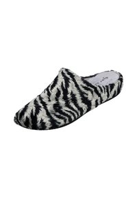 Zapatilla de piel sintética en blanco y negro con un patrón de rayas de cebra, punta redondeada, parte trasera abierta y una superficie suave y texturizada para mayor comodidad.
