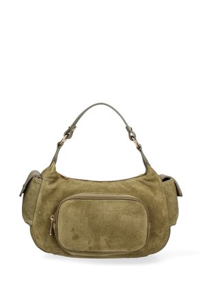 Sac à main en daim vert olive avec une poignée courte, une poche zippée à l'avant et des poches latérales à rabat sur fond blanc.