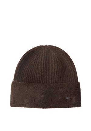 Gorro de invierno marrón tejido con puño doblado y pequeño logo metálico rectangular en el puño, aislado sobre fondo blanco.