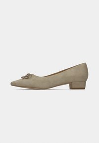 Chaussure pour femme en daim beige à talon bas, bout pointu et nœud décoratif à l'avant, présentée sur un fond blanc uni.