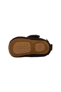 Pruun sametist suss, millel on tekstureeritud pruun kummist talla, millel on lehe muster ja Velcro rihm, mis tagab lihtsa kinnitamise.