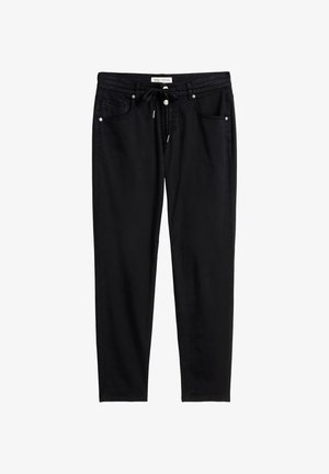 Zwarte casual broek met een koord in de taille, voor- en achterzakken, en metalen knoopdetails, plat gelegd op een witte achtergrond.
