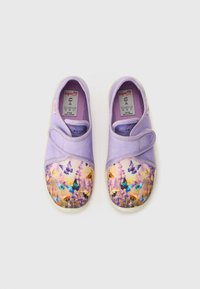 Lavendelfärgade kanvas skor med ett kardborreband, med ett blommönster och fjärilar på tån, texturerad tyg och gummisulor.