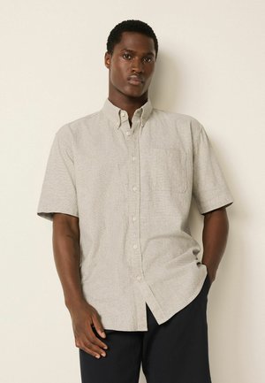 Hellgraues kurzärmeliges Hemd mit Knöpfen und Tasche, strukturierter Stoff und Kragen, kombiniert mit dunkler Hose.
