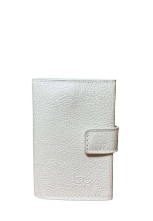 Portafoglio in pelle bianca testurizzata con linguetta di chiusura a scatto e logo "b&y" impresso sulla parte anteriore inferiore.