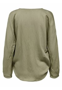 Haut vert olive clair à manches longues avec une coupe décontractée, un col rond, et un tissu lisse légèrement texturé. Ourlet arrondi à l'arrière.