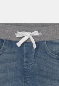 Pantalones cortos de mezclilla azul con una cintura gris acanalada y cordón blanco. Presentan bolsillos laterales y una textura suave.