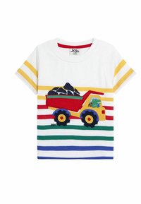 Weißes T-Shirt mit bunten Streifen in Gelb, Rot, Grün und Blau. Es hat ein gesticktes rotes Müllauto, das schwarze Steine und einen Dinosaurier transportiert.