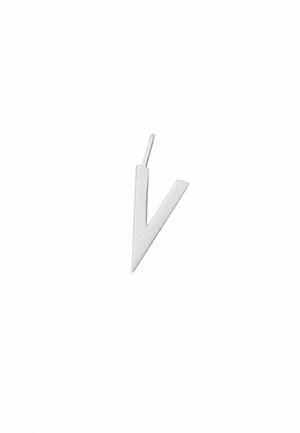 Sølv geometrisk V-formet ørestik med tynd stift på hvid baggrund.
