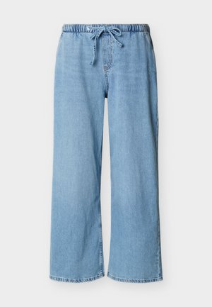 Pantalon large en denim bleu clair avec taille élastique et cordon de serrage, poches avant, sans marques de marque visibles.