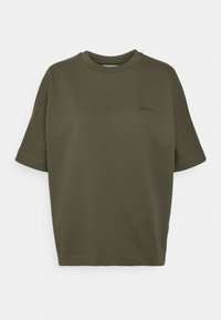 T-shirt in cotone verde oliva a maniche corte con scollo rotondo e dettaglio logo minimalista sul lato sinistro del petto. Vestibilità comoda e texture liscia.