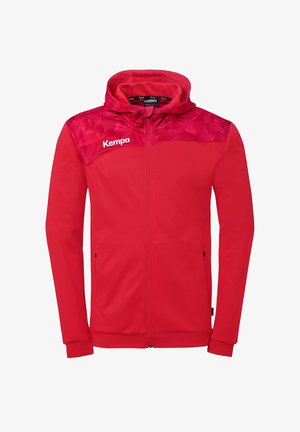 Rode hooded jas met volledige ritssluiting, geometrisch patroon op de schouders en wit "Kempa"-logo op de bovenste linkerborst.
