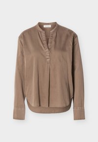 Καφέ μακρυμάνικη casual μπλούζα με γιακά μανταρίνι, πιέτα μπροστά και ελαφρώς καμπυλωτό τελείωμα, απλωμένη επίπεδη σε λευκό φόντο.