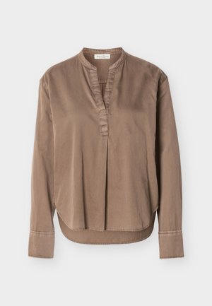 Blusa casual marrón de manga larga con cuello mandarín, pliegue delantero y dobladillo ligeramente curvado, extendida sobre un fondo blanco.