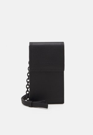Pochette téléphone en cuir noir Valentino avec fermeture à rabat et une bandoulière en cuir amovible attachée à une chaîne.