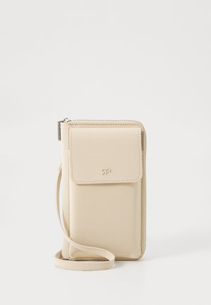 Portefeuille de téléphone en simili cuir beige avec une fermeture à rabat, une sangle ajustable et un logo sur le devant. Texture lisse et design épuré.