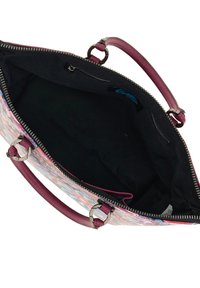 Borsa multicolore con manici in pelle, chiusura con zip e fodera in tessuto nero. Presenta una tasca interna con zip e una forma strutturata.