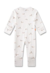 Weißer Baby-Strampler mit langen Ärmeln und Beinen, verziert mit kleinen beige und grauen Seehund-Illustrationen, die über den Stoff verteilt sind.