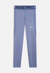 Nike Pro legíny vo svetle fialovej farbe, s vysokým pásom s brandingom "NIKE PRO", bočnými vreckami a malým bielym logom Nike swoosh.