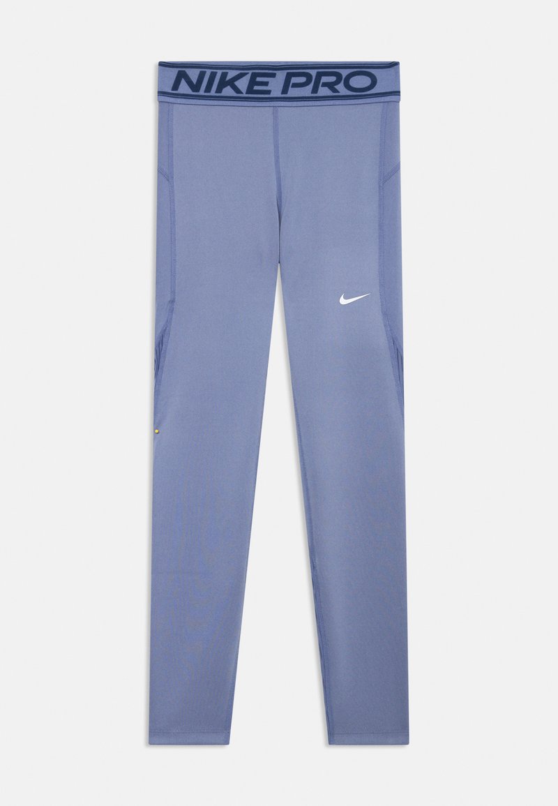 Nike Pro leggings in lichtpaars, met een hoge tailleband met de branding "NIKE PRO", zijzakken en een klein wit Nike swoosh-logo.