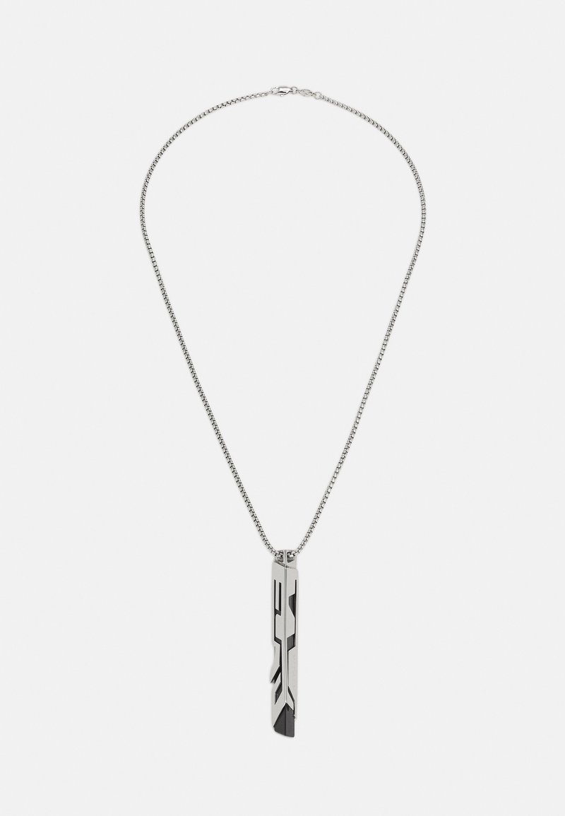 Collier chaîne en argent avec un pendentif rectangulaire vertical présentant des motifs géométriques abstraits noirs et argentés.