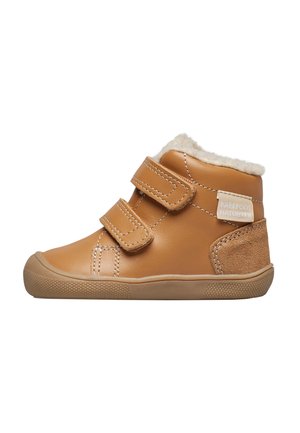 Scarpe high-top in pelle tan con rivestimento morbido, due cinturini in Velcro e suola in gomma texturizzata. Presentano dettagli in suede e cuciture a contrasto.