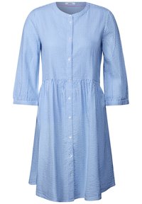 Abito a righe blu e bianche con maniche a tre quarti, chiusura a bottoni, vita arricciata e gonna plissettata. Realizzato in tessuto leggero.