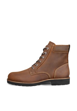 Bottine en cuir marron imperméable avec semelle en caoutchouc noire et lacets à l'avant, conçue pour une utilisation extérieure ou décontractée.
