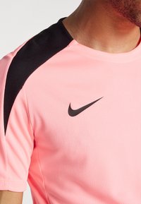 Nike Performance STRIKE TOP - Spordi T-särk - sunset pulse/black