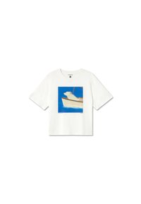 Witte katoenen t-shirt met een blauwe grafische afdruk van een hond in een boot. Het ontwerp heeft een vierkant paneel dat zich in het midden van de borst bevindt.