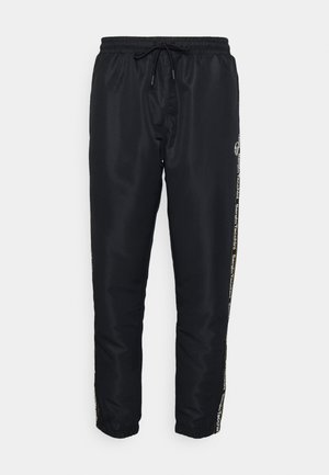 Pantaloni sportivi neri con vita elastica e cordino. Presentano strisce laterali con testo e polsini elastici alle caviglie.