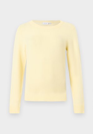 Μακρυμάνικη πλεκτή μπλούζα ανοιχτού κίτρινου χρώματος με στρογγυλό ντεκολτέ και ριμπ μανσέτες και τελείωμα, απεικονισμένη σε απλό ανοιχτό γκρι φόντο.