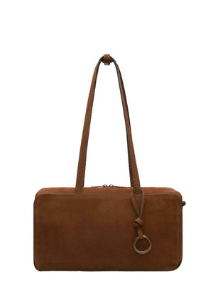 Sac à main rectangulaire en daim marron avec de longues anses et une boucle en cuir décorative avec un anneau métallique à l'avant.
