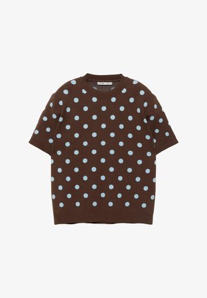 Bruine korte mouw trui met lichtblauwe polka dots, ronde halslijn en geribbelde boorden aan mouwen en zoom.