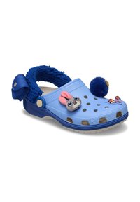 Hellblaue Clogs mit blauer, flauschiger Riemen, verziert mit einem Pompon, einem Hasengesicht und Cartoon-Charms im Zehenbereich.