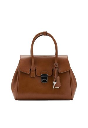 Sac à main en cuir brun avec un design structuré, poignées supérieures, fermeture à rabat et un accent en métal argenté en forme de clé attaché à une étiquette latérale.