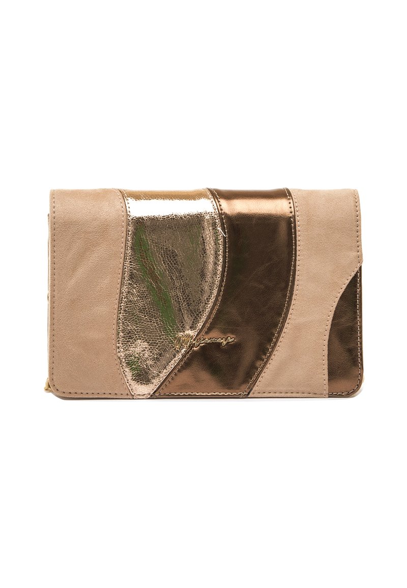 Bolso de mano rectangular con ante beige y paneles metálicos curvos en bronce brillante, con un pequeño logo dorado de la marca en el frente.