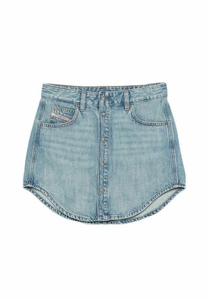 Jupe en denim bleu clair avec fermeture à boutons à l'avant, deux poches avant et passants pour ceinture, présentée sur fond blanc.