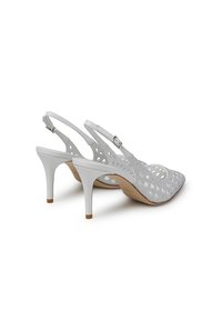 Scarpe bianche con tacco alto a sandalo, con punta aperta, caratterizzate da un design ritagliato a motivi e una cinghia alla caviglia regolabile. Finitura in pelle liscia.