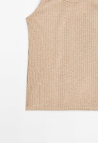 Top in beige a costine con spalline larghe e scollatura rotonda, realizzato in un morbido tessuto testurizzato.