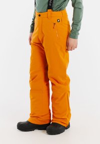 Oranje sneeuwbroek met verstelbare schouderbanden, een ritszak en een rechte pasvorm. Gemaakt van duurzaam, waterdicht materiaal.