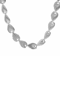 Collar metálico plateado con eslabones en forma de hoja, que presenta surcos texturizados y un acabado pulido. Conectores circulares entre cada eslabón.