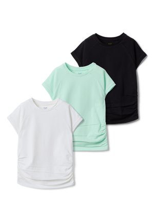 Trois t-shirts à manches courtes froncés en blanc, vert menthe et noir, disposés en chevauchement sur un fond blanc.