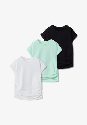 Trois t-shirts à manches courtes froncés en blanc, vert menthe et noir, disposés en chevauchement sur un fond blanc.