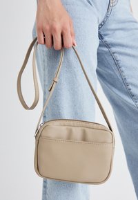 Atlasīts, crockery/silver-coloured