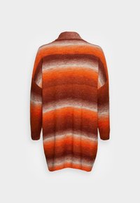 Długi, oversize'owy kardigan w pomarańczowe, czerwone i brązowe poziome paski. Miękka dzianina, otwarty przód i długie rękawy.