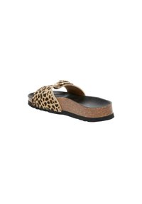 Sandal s leopardím vzorom s korkovou podrážkou, otvorenou špičkou a čiernym gumovým základom. Obsahuje jednoduchý dizajn s širokým pásikom pre pohodlie.