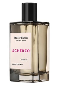 Klarer Glasbehälter mit schwarzem Deckel. Das Etikett zeigt das Logo "Miller Harris", "Scherzo" in Pink und "Hair Mist" in Schwarz. Die Flüssigkeit ist hellbernsteinfarben.