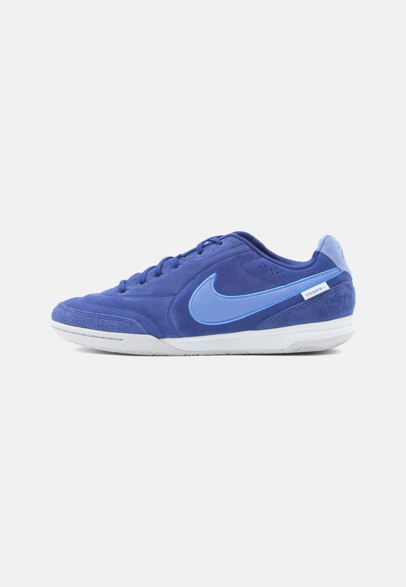 Παπούτσια Nike Tiempo σε έντονο μπλε σουέτ με αντίθετο φωτεινό γαλάζιο σήμα, με λευκή καουτσούκ σόλα και υφασμάτινες λεπτομέρειες.